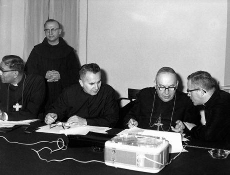 Kard. Bolesław Kominek (drugi z prawej) z czasów obrad soborowych
